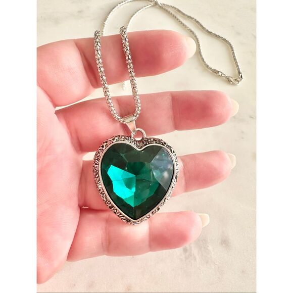 Emerald green heart pendant necklace - Picture 4 of 5